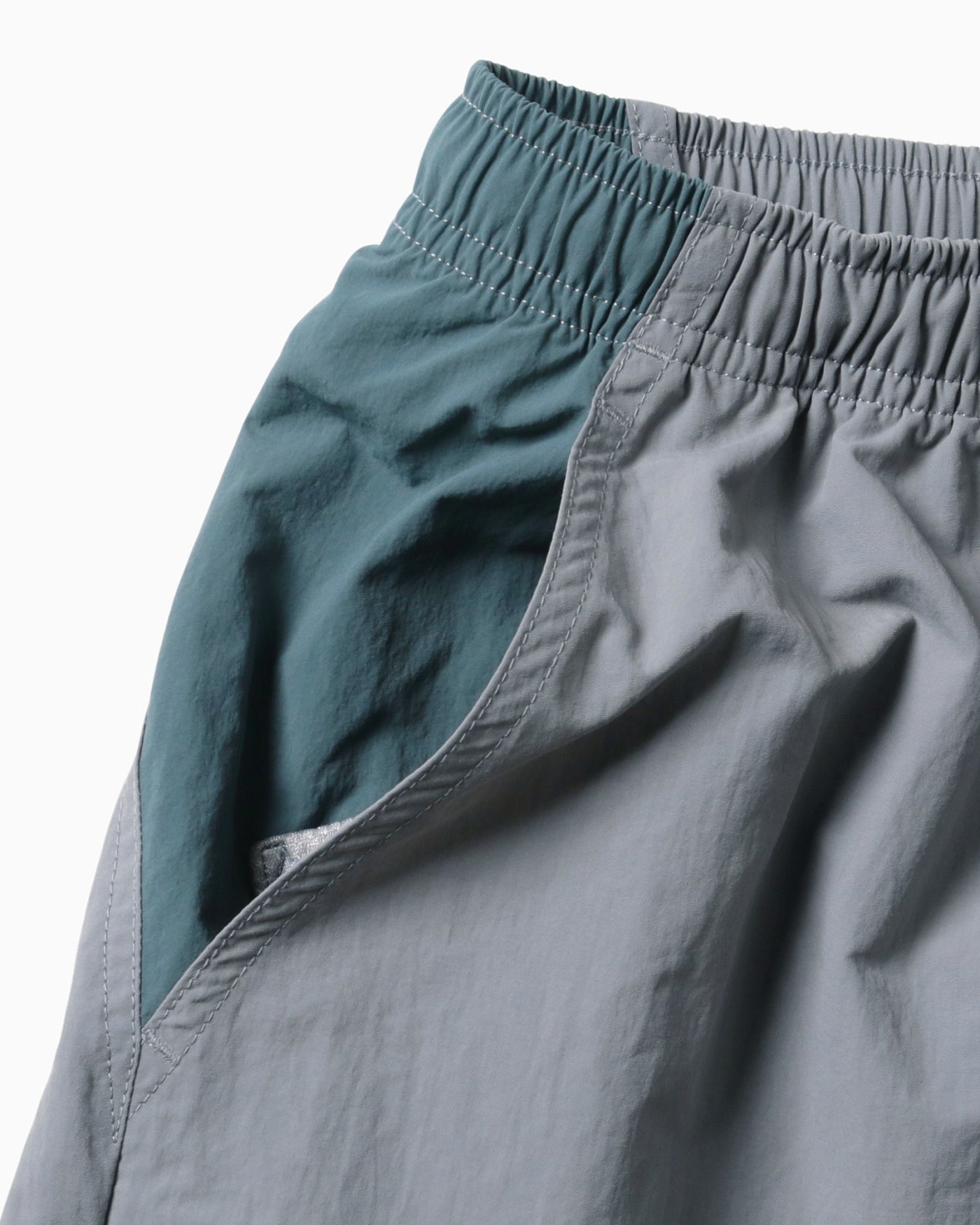 COLOR BLOCK WOVEN SHORTS